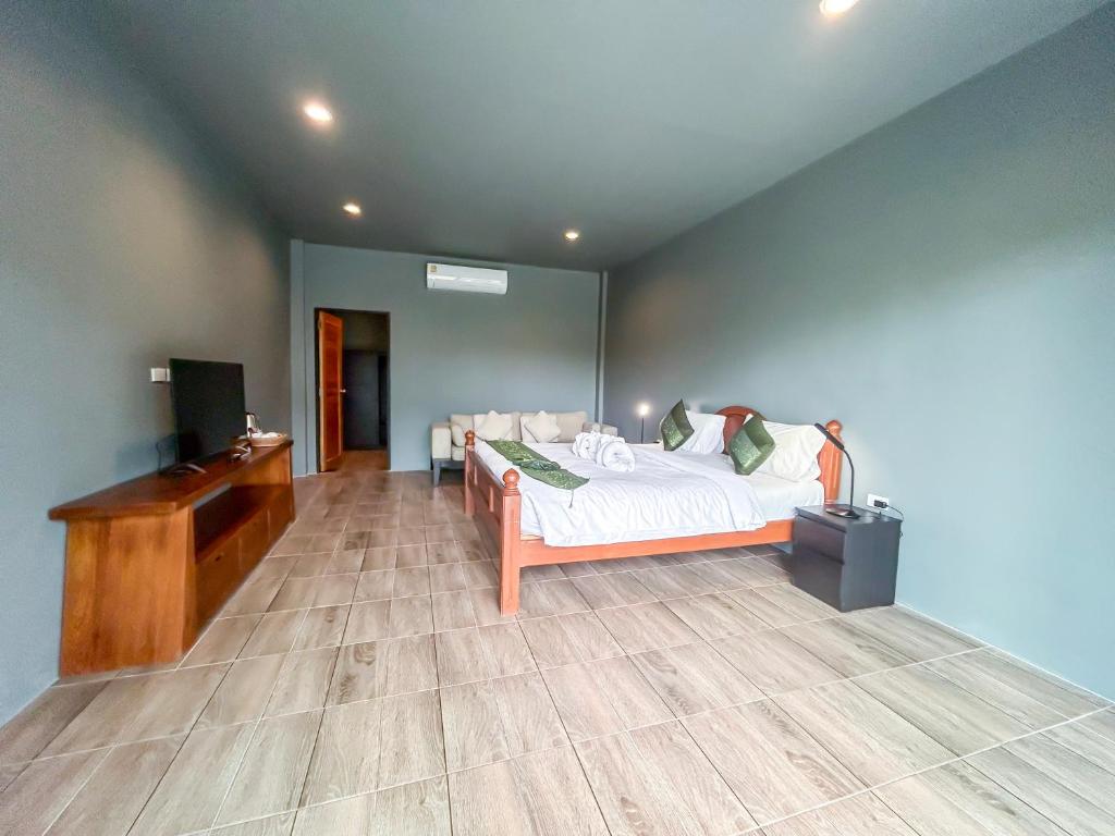 Standard Double Bed (7)