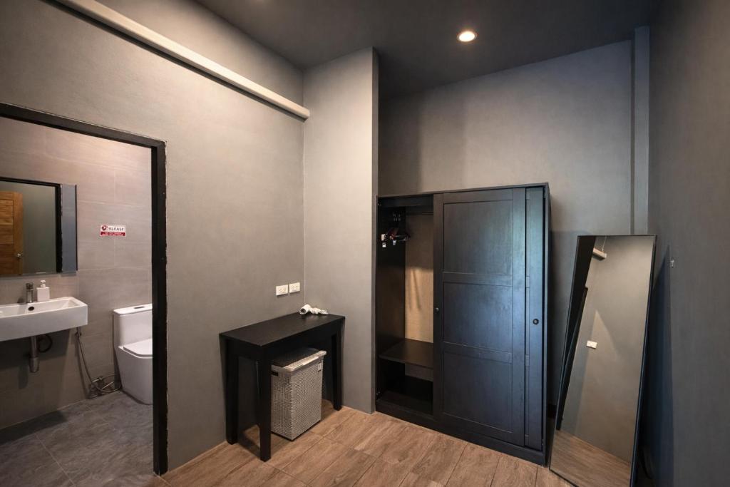 Standard Twin Room (8)